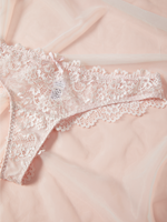 Vente en gros de culottes en dentelle élégantes et sexy, string pour femmes, sous-vêtements pour femmes
