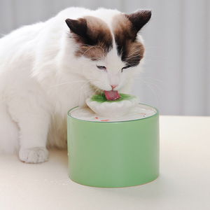 Fuente de agua de cerámica para gatos, diseño de hoja de loto, tazón automático con circulación de agua para animales de compañía, fomenta la hidratación. - Product Image 1