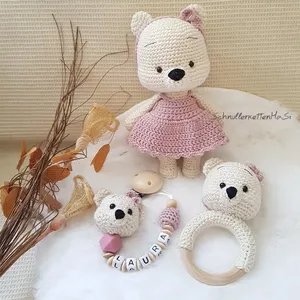 Hand-made Personalizado Recém-nascido Montessori Algodão Malha De Madeira Dentição Amigurumi Crochet Baby Rattle Boneca Baby Shoes Baby Gift Set