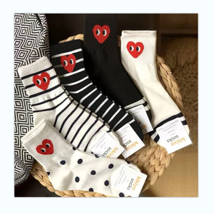 Conception de vente chaude pas cher loisirs coréen noir et blanc rayé chaussettes motif moyen Tube personnalité sport rayé chaussettes - Product Image 1