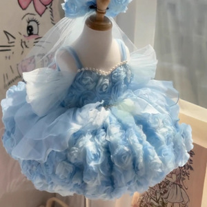 Abito da bambina di lusso azzurro cielo con rose 3D, su misura, modello a balze, per concorsi di bellezza, damigelle, matrimoni e feste, con perle - Product Image 2