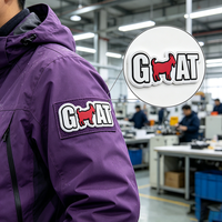 Patch PVC personnalisé avec lettrage en relief et fermeture auto-agrippante, directement de l'usine, pour vestes de montagne, sacs à dos et sacs.