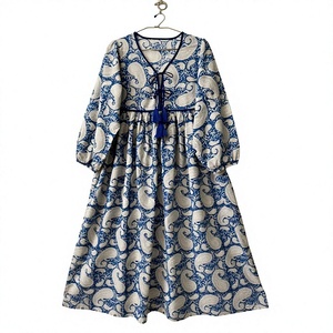 Robe d'été pour femmes, bleu et blanc, imprimé paisley, coton écologique respirant, coupe ample, mi-longue, col en V, imprimé à franges - Product Image 1