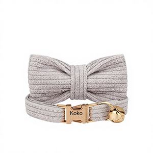 Ensemble laisse et collier en velours côtelé fait main avec nœud papillon, gris clair, pour chat et chiot, avec clochette dorée et étiquette nominative personnalisée - Product Image 1