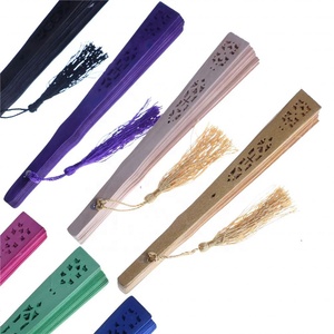 Éventail pliant vintage en bambou sculpté, décor chinois en bois parfumé à la main pour mariages et fêtes, conception creuse de l'antiquité - Product Image 2