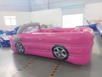 Bateau gonflable tractable en forme de voiture pour le ski nautique, avec déflecteurs et poignées intégrés