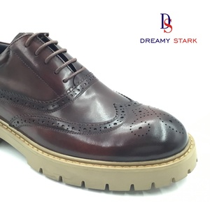 Chaussures habillées en cuir pour hommes, fabriquées à la main en Italie, de haute qualité, avec logo personnalisé, éléments sculptés et lacets. - Product Image 4
