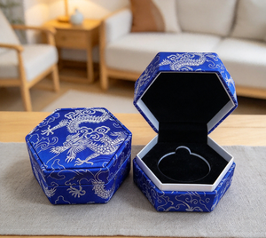 Umweltfreundliche Handgefertigte Hochwertige Sechseckige Quadratische Schmuckbox Blaues Brokatgewebe Traditionelles Silberfaden-Drachen-Design Magnetisch - Product Image 4