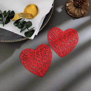 Großhandel Langlebige Rutschfeste PVC-Tischsets Herzform Kreative Kleine Untersetzer Esstisch-Dekorationen Hitzebeständige Küchenmatte - Product Image 5