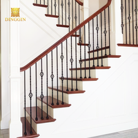 Rampe en fer forgé au design moderne, durable, combinant bois et métal pour un accent d'escalier élégant, double panier torsadé