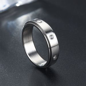 Anillo Giratorio Antiestrés de Acero Inoxidable con Circonita Cúbica y Zirconia, Diseño Moderno - Product Image 5