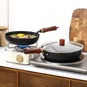 <span class=keywords><strong>Juego</strong></span> <span class=keywords><strong>de</strong></span> <span class=keywords><strong>Sartenes</strong></span> Wok Antiadherentes <span class=keywords><strong>de</strong></span> Hierro Moderno Comercial con Mangos <span class=keywords><strong>de</strong></span> Madera y Tapa <span class=keywords><strong>de</strong></span> Vidrio para Cocinas <span class=keywords><strong>de</strong></span> Gas e Inducción - Product Image 3