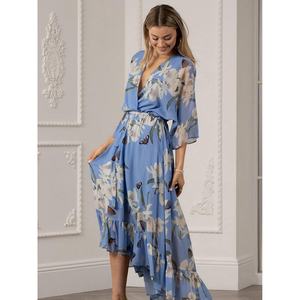 Nouvelle arrivée en stock : robe florale enveloppante à une pièce, coupe évasée, longueur moyenne, texture texturée. - Product Image 4