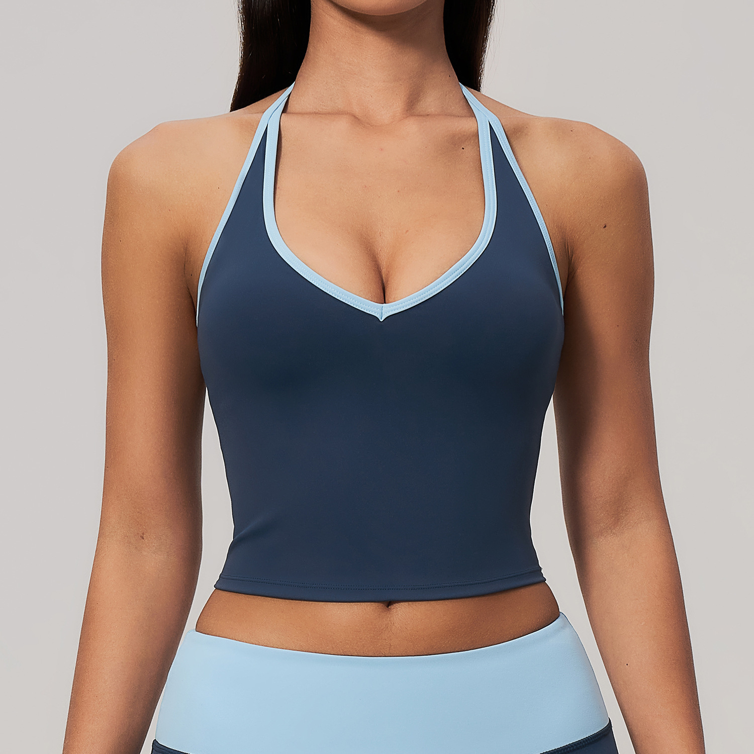 Le turquoise foncé rencontre le gilet bleu clair