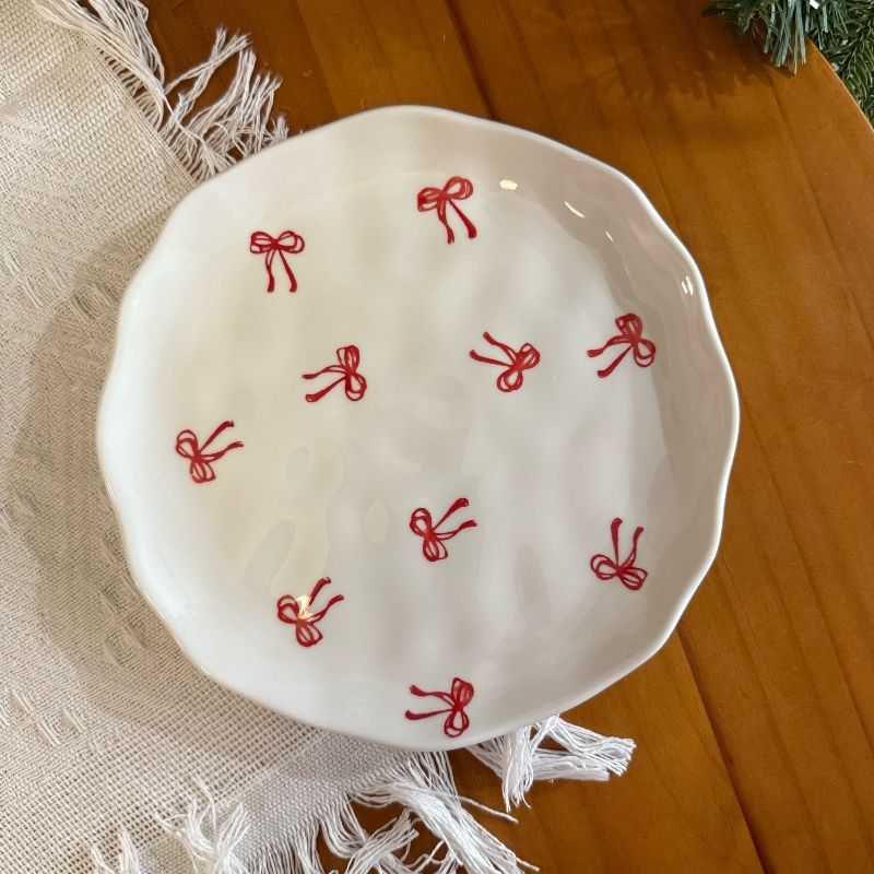 จานจานรูปโบว์สีแดง