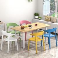 Chaise de salle à manger en plastique PP colorée, robuste et écologique, empilable, pour restaurant, café et loisirs, vente en gros