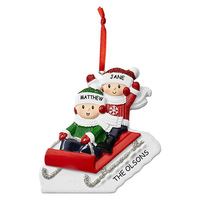 2026 En gros Boule de Noël en plastique pour enfants avec motif 'Friends Sledding' et décoration de sapin, cadeau et ornement