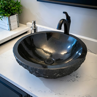 Vasque en granit noir rustique, intérieur poli, extérieur ciselé, en un seul bloc massif, pour projet de salle de bain de villa