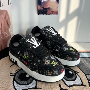 Nouvelles baskets plateforme premium 2026 avec broderie florale blanche et accent vert, style streetwear, chaussures de papa - Product Image 4