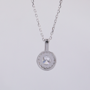 Ciondolo a grappolo circolare singolo in oro bianco 14 carati con diamante sintetico coltivato in laboratorio da 0,5 carati e alone di diamanti - Product Image 6