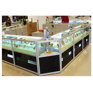 玻璃玻璃展示柜，配有方形和转角展示柜，用于烟雾商店