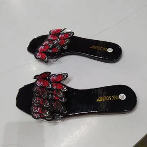 Kim Kardashian soutient la vente directe de ces mêmes jolies sandales et pantoufles pour femmes à motif papillon - Product Image 5