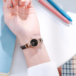 Montre à bracelet en cuir minimaliste pour femme, montre-bracelet à quartz polyvalente et élégante. - Product Image 6