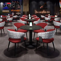 J2S Commerciële Restaurantmeubelenset met moderne gestoffeerde stoelen en ronde tafels voor ontwerpprojecten in de horeca.