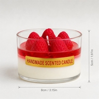 Creatieve geurkaars met mousse-achtige, gelaagde, realistische fruittopping in glazen kaarsenpotten voor thuisdecoratie