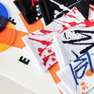 Chaussettes <span class=keywords><strong>d</strong></span>écontractées uniques et élégantes en coton multicolores avec des motifs de graffitis et <span class=keywords><strong>d</strong></span>'<span class=keywords><strong>encre</strong></span> pour hommes et femmes, à porter au quotidien - Product Image 2