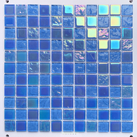 Mosaïque de verre carrée bleue irisée personnalisable pour une esthétique moderne de piscine