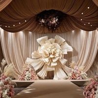 Installation artistique de fleurs géantes en papier de luxe pour la décoration d'événements de mariage, la présentation de décors de scène et le merchandising visuel des centres commerciaux