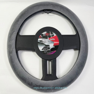 Funda de <span class=keywords><strong>Volante</strong></span> Popular OUDI Roja Antideslizante de Felpa con 3 Radios, Elegante y Universal para Invierno, Accesorio para Auto - Product Image 1