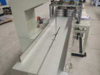 Machine de fabrication de bavoirs dentaires jetables entièrement automatique à bas prix, avec revêtement PE, pliage du papier, PLC et boîte de vitesses