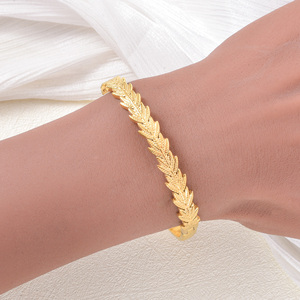 Pulseras y brazaletes de oro fino, pulidos, resistentes al óxido, con un brillo metálico suave y brillante, con un patrón de follaje natural elegante y a la moda. - Product Image 2