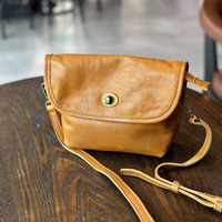 Tas Selempang Kulit Asli Logo Kustom, Tas Messenger Kulit Sapi Vintage dengan Tutup Lipat dan Tali Pengikat yang Dapat Disesuaikan untuk Perjalanan Sehari-hari Wanita