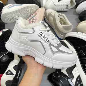 Chaussures de sport d'hiver en peluche chaudes à semelles épaisses de style mixte, chaussures de marche à lacets à la mode et confortables pour femmes - Product Image 3