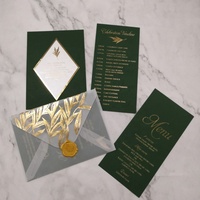 Tarjetas de Invitación de Boda de Lujo con Diseño Personalizado en Verde Esmeralda Oscuro, con Sobre de Papel Vellum Dorado, Menú en Relieve y Sello de Cera