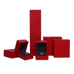 Boîte de rangement pour bijoux en similicuir rouge avec logo personnalisable, style simple, pour bagues, colliers et boucles d'oreilles - Product Image 4