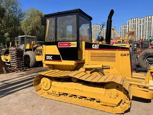 Topadora de cadenas Caterpillar D5C amarilla, equipo de construcción con cuchilla y motor para tareas de movimiento de tierras - Product Image 4