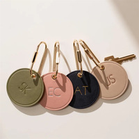 Porte-clés en laiton de couleur unie en forme de D, pendentif en cuir PU, étiquette de bagage ronde, logo personnalisé, breloque de sac