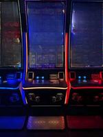 Nouvelle machine de jeu vidéo verticale incurvée tactile de 43 pouces 2026 avec cabinet métallique et accepteur de billets pour centre de jeux
