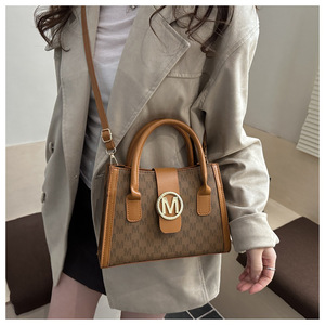 Yeni <span class=keywords><strong>M</strong></span>ükemmel Kadın Omuz Çantası Altın Rengi '<span class=keywords><strong>M</strong></span>' Monogramlı Sentetik Suni Deri Baskılı Çapraz Askılı Çanta İş Seyahat El Çantası - Product Image 6