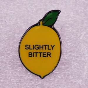 Spilla in Lega di Zinco con Limone Amaro, Gioiello Minimalista con Placcatura in Nichel Nero, Spilla Agrumata per un Tocco Sarcasmico - Product Image 1