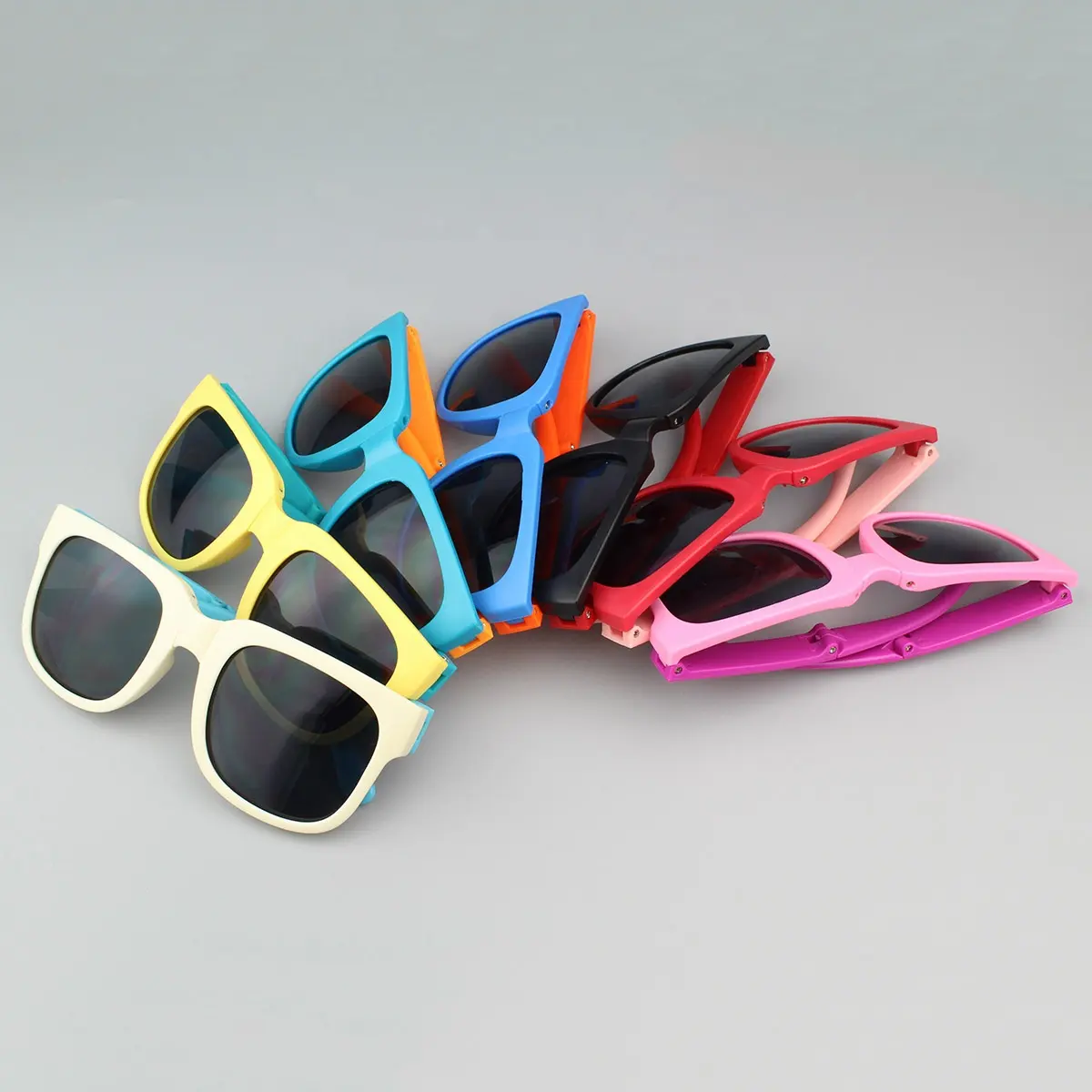 Venta al por mayor nuevos coloridos niños lindo Color plegable niño gafas de sol para niños protección UV sombras moda al aire libre gafas de sol