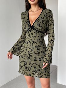 Mini-robe d'été respirante, écologique et légère en maille tissée transparente, style Y2K, à motif floral floqué, col en V profond, détail nœud, manches évasées, coupe trapèze - Product Image 3