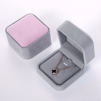 Boîte à bijoux carrée à charnières A1 avec couvercle texturé doux, emplacement pour collier, insert de présentation pour boucles d'oreilles et emballage cadeau couleur personnalisée