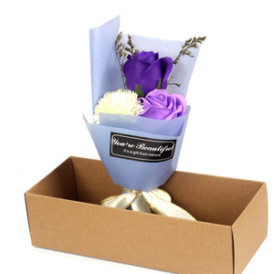 Regalo per la Festa della Mamma, Scatola Regalo Rettangolare Festiva con Bouquet di Tre Garofani e Rose di Sapone, Design '<span class=keywords><strong>Sei</strong></span> <span class=keywords><strong>Bella</strong></span>' - Product Image 5
