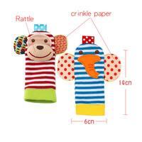 Avec emballage de cartes de couleur Foot Finders Doll Baby Rattle Socks Toys