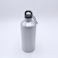 Bouteille de sport portable en aluminium argenté vierge pour sublimation, écologique, avec bouchon en plastique noir pour consommation directe, idéale pour la salle de sport